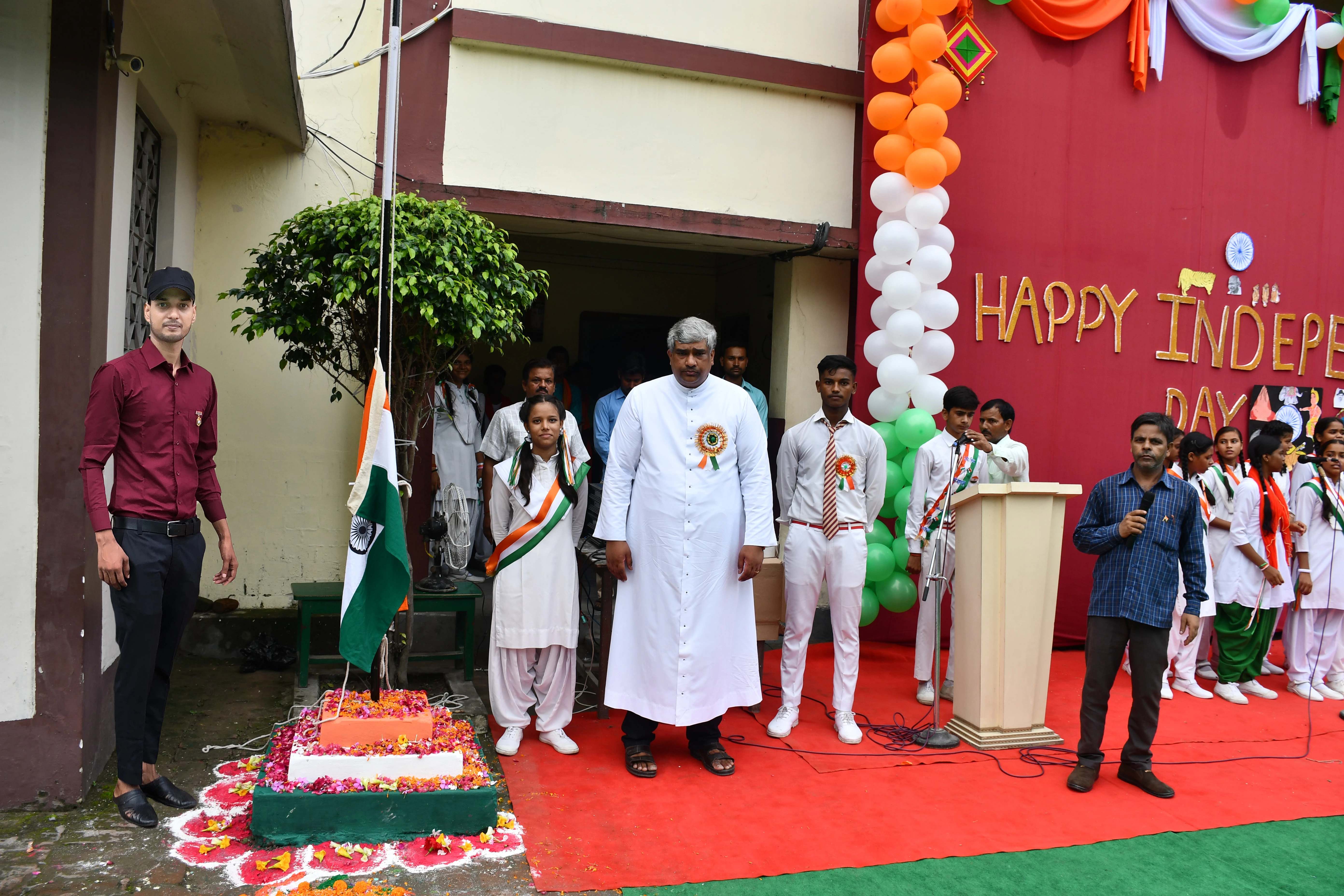 प्रकाश में रहने के लिए